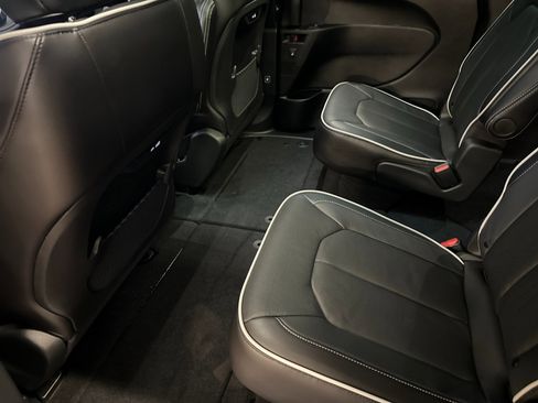 New 2026 Chrysler Pacifica Limited w/ S Appearance Package image 11