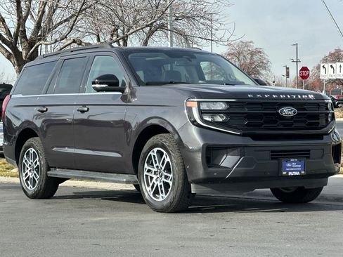 Certified 2025 Ford Expedition Active image 9