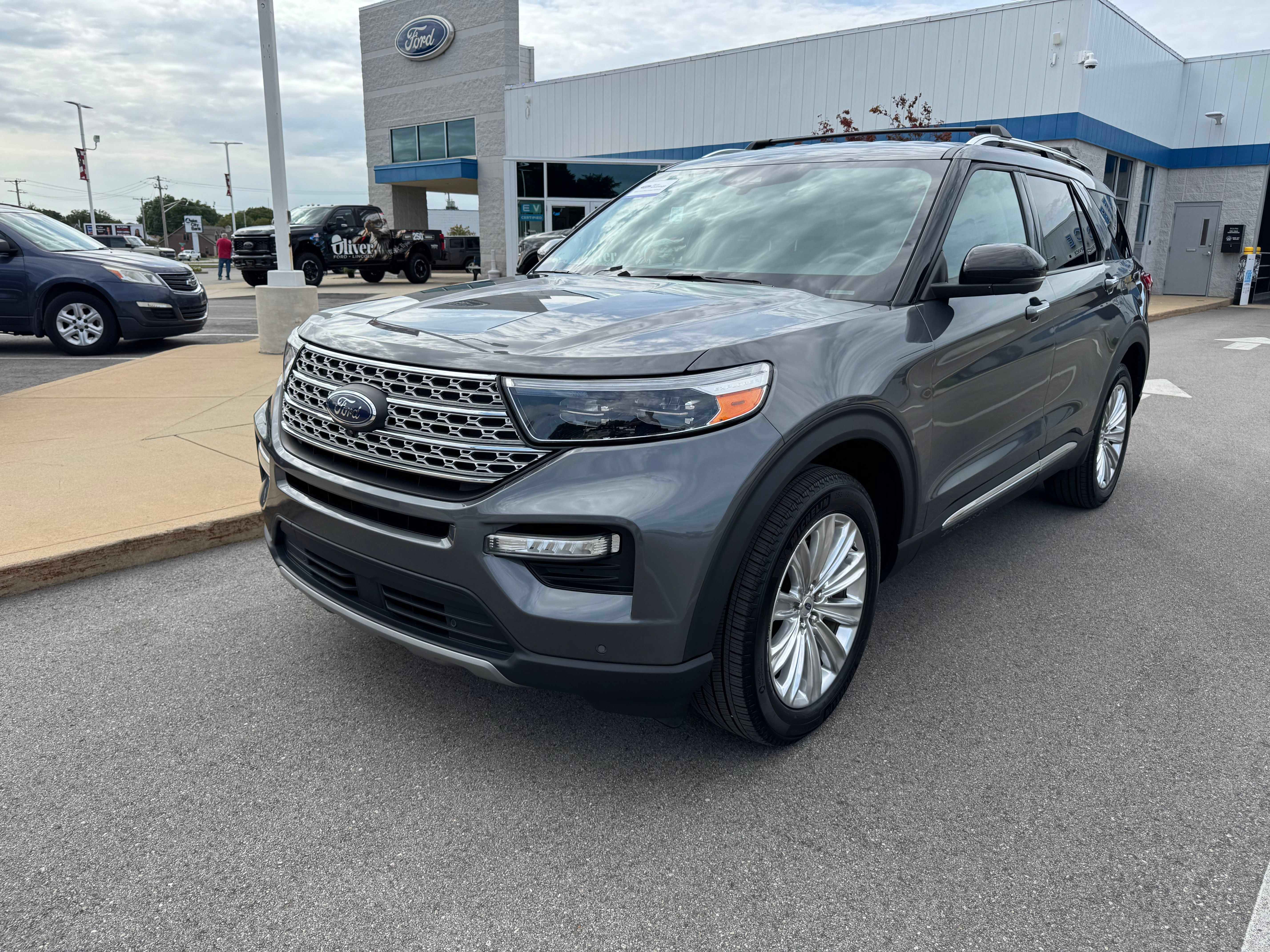 Used 2023 Ford Explorer Limited w/ Hybrid Equipment Group 310A AWD/4WD image 3