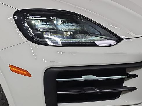 Certified 2024 Porsche Cayenne AWD/4WD image 12