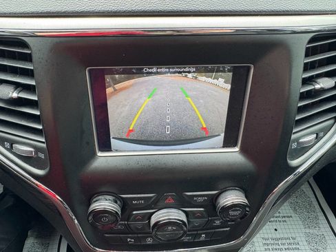 Used 2019 Jeep Grand Cherokee Laredo image 21