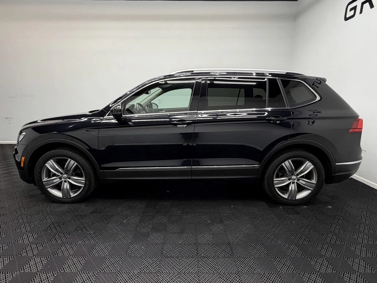 Used 2019 Volkswagen Tiguan SEL Premium AWD/4WD image 4