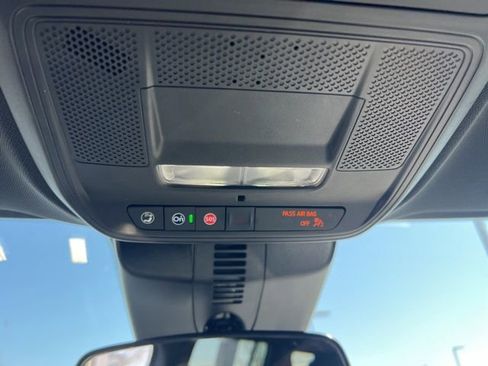 Used 2025 Chevrolet Traverse LT image 29