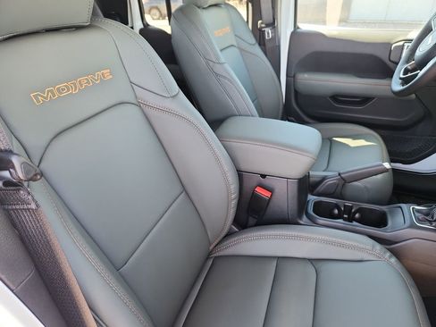 New 2025 Jeep Gladiator Mojave image 10