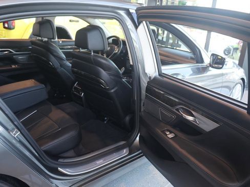 Used 2018 BMW 740i image 17