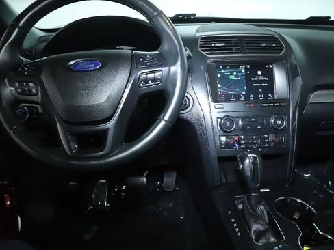 Used 2019 Ford Explorer XLT w/ Equipment Group 202A AWD/4WD image 31