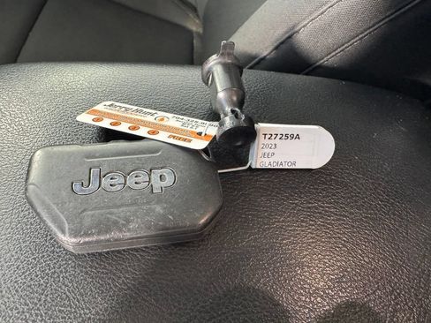 Used 2023 Jeep Gladiator Sport AWD/4WD image 3