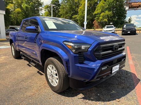 Used 2025 Toyota Tacoma SR5 AWD/4WD image 4