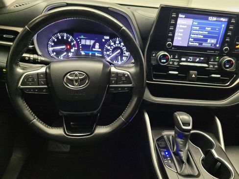 Used 2020 Toyota Highlander XLE FWD image 22