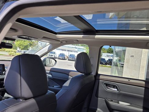 Used 2023 Nissan Rogue SV w/ SV Premium B Package image 13