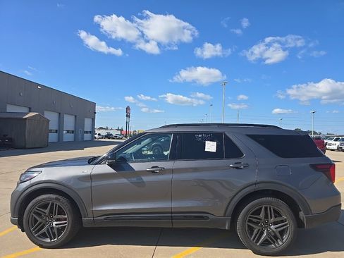 Used 2025 Ford Explorer ST-Line w/ ST-Line Street Pack AWD/4WD image 8