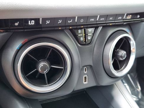 Used 2019 Chevrolet Blazer LT w/ Sound & Technology Package AWD/4WD image 17