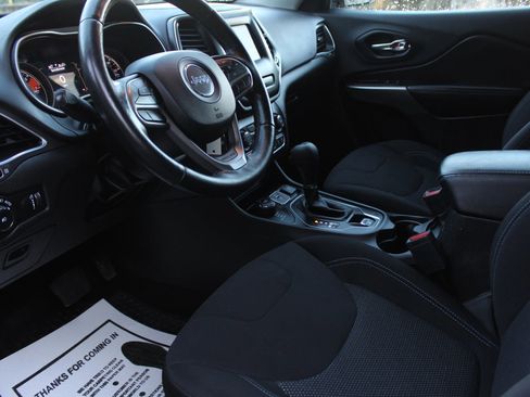 Used 2019 Jeep Cherokee Latitude w/ Cold Weather Group image 11