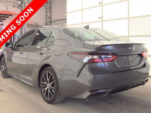 Used 2021 Toyota Camry SE image 3