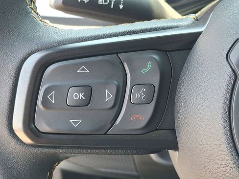 Used 2025 Jeep Gladiator Mojave AWD/4WD image 23