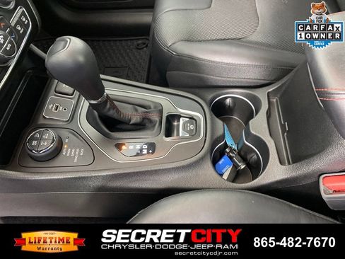 Used 2019 Jeep Cherokee Trailhawk AWD/4WD image 24