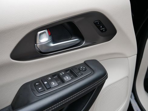 Certified 2024 Chrysler Pacifica Touring-L image 19