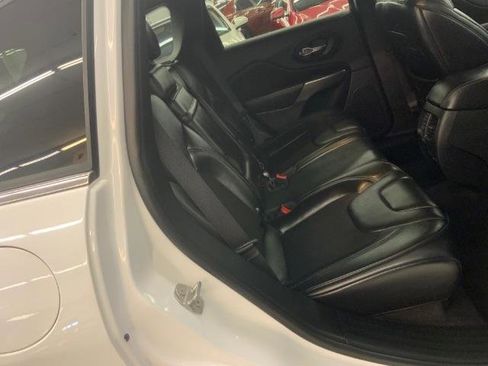Used 2019 Jeep Cherokee Latitude Plus AWD/4WD image 12