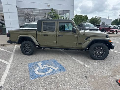 New 2025 Jeep Gladiator Sport image 35