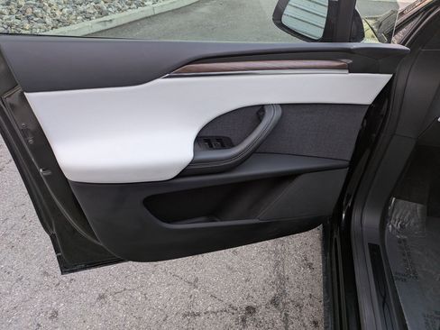 Used 2022 Tesla Model X image 12