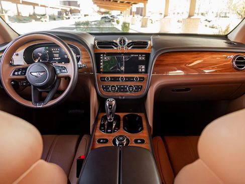 Used 2022 Bentley Bentayga image 4