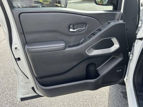 Used 2025 Nissan Frontier SV w/ SV Convenience Package RWD image 14