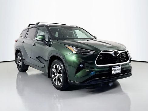 Used 2023 Toyota Highlander XLE AWD/4WD image 4
