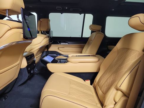 Used 2025 Jeep Grand Wagoneer Series III w/ Rear Seat Video Group 1 AWD/4WD image 23