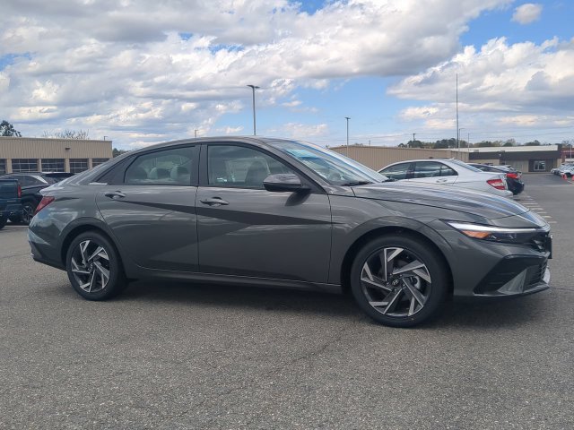 Used 2026 Hyundai Elantra Limited FWD image 2