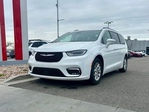 Used 2022 Chrysler Pacifica Touring-L FWD image 3