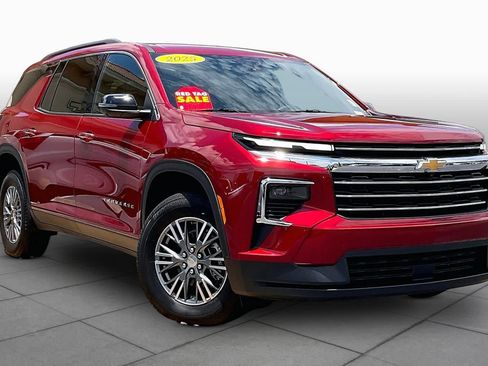 Used 2025 Chevrolet Traverse LT w/ Driver Confidence Package FWD image 3