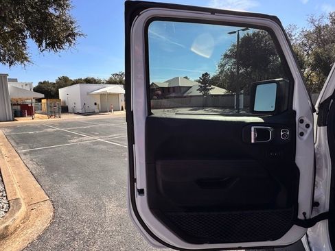 Used 2022 Jeep Wrangler Unlimited Rubicon image 33