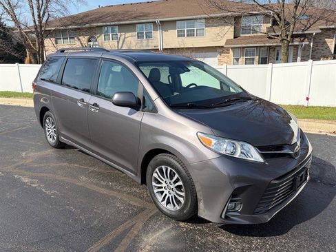 Used 2020 Toyota Sienna XLE w/ XLE Navigation Package image 1
