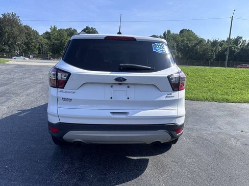 Used 2017 Ford Escape SE w/ Equipment Group 201A FWD image 3