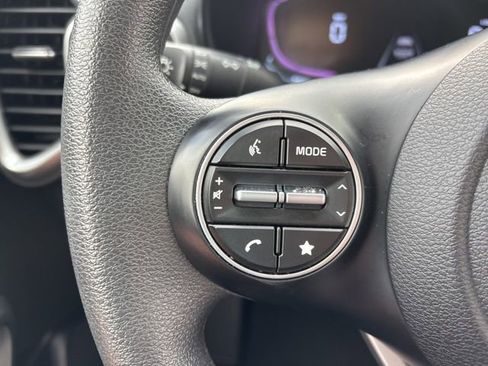 Used 2025 Kia Soul LX w/ LX Technology Package FWD image 8