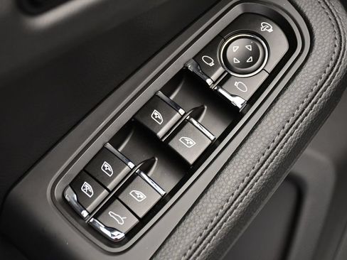 Certified 2025 Porsche Macan AWD/4WD image 38