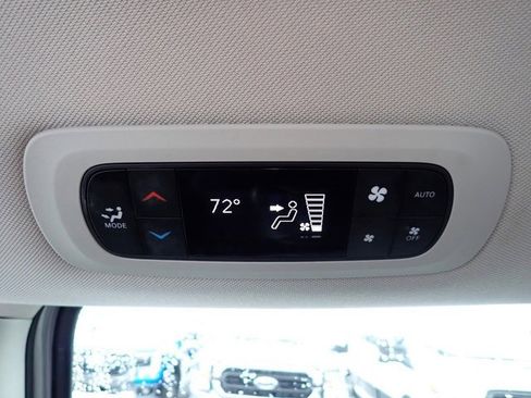 Used 2023 Chrysler Pacifica Touring-L image 19