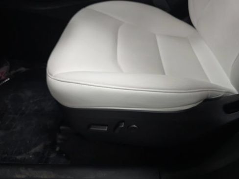 Used 2024 Tesla Model Y Long Range AWD/4WD image 31