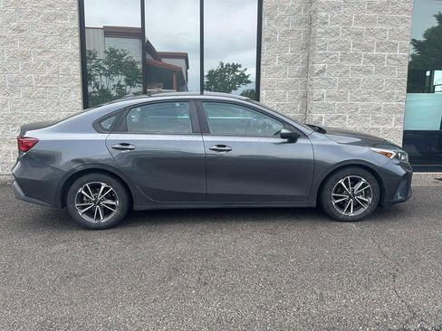 Used 2022 Kia Forte LXS FWD image 2