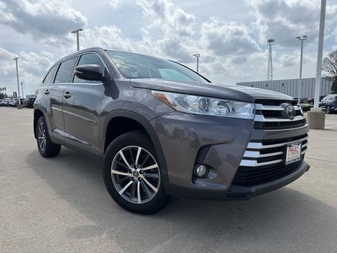 Used 2019 Toyota Highlander XLE image 2