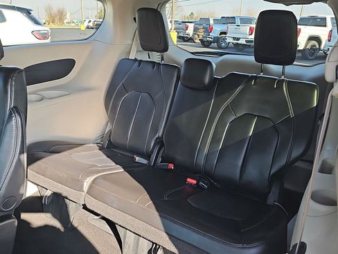Used 2023 Chrysler Pacifica Touring-L FWD image 26