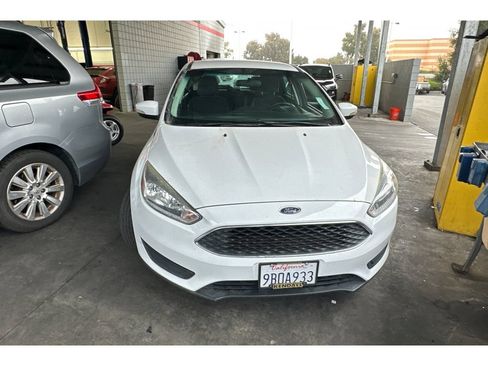 Used 2018 Ford Focus SE w/ Cold Weather Package FWD image 3