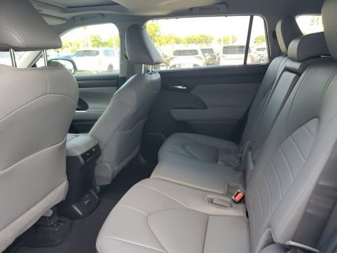 Used 2024 Toyota Highlander XLE FWD image 10