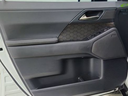 Used 2024 Lexus GX 550 w/ Accessory Package (31) AWD/4WD image 39