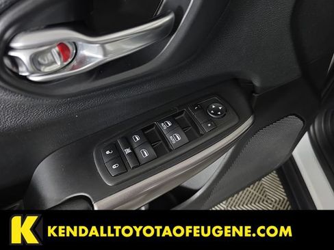 Used 2019 Jeep Cherokee Latitude Plus AWD/4WD image 23