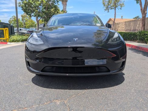 Used 2024 Tesla Model Y Long Range AWD/4WD image 3