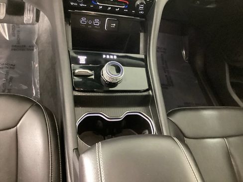Used 2024 Jeep Grand Cherokee L Limited w/ Black Appearance Package AWD/4WD image 16