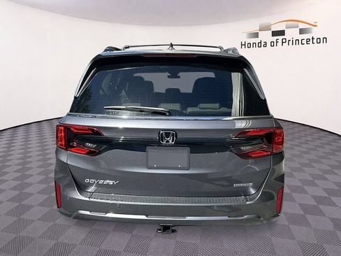 New 2026 Honda Odyssey Touring image 4