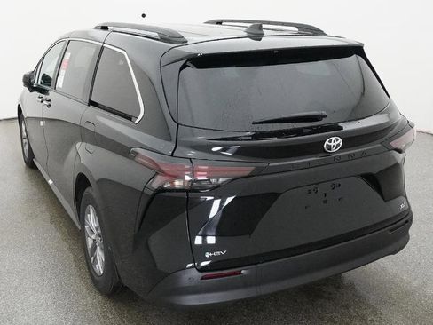 New 2026 Toyota Sienna XLE FWD image 19