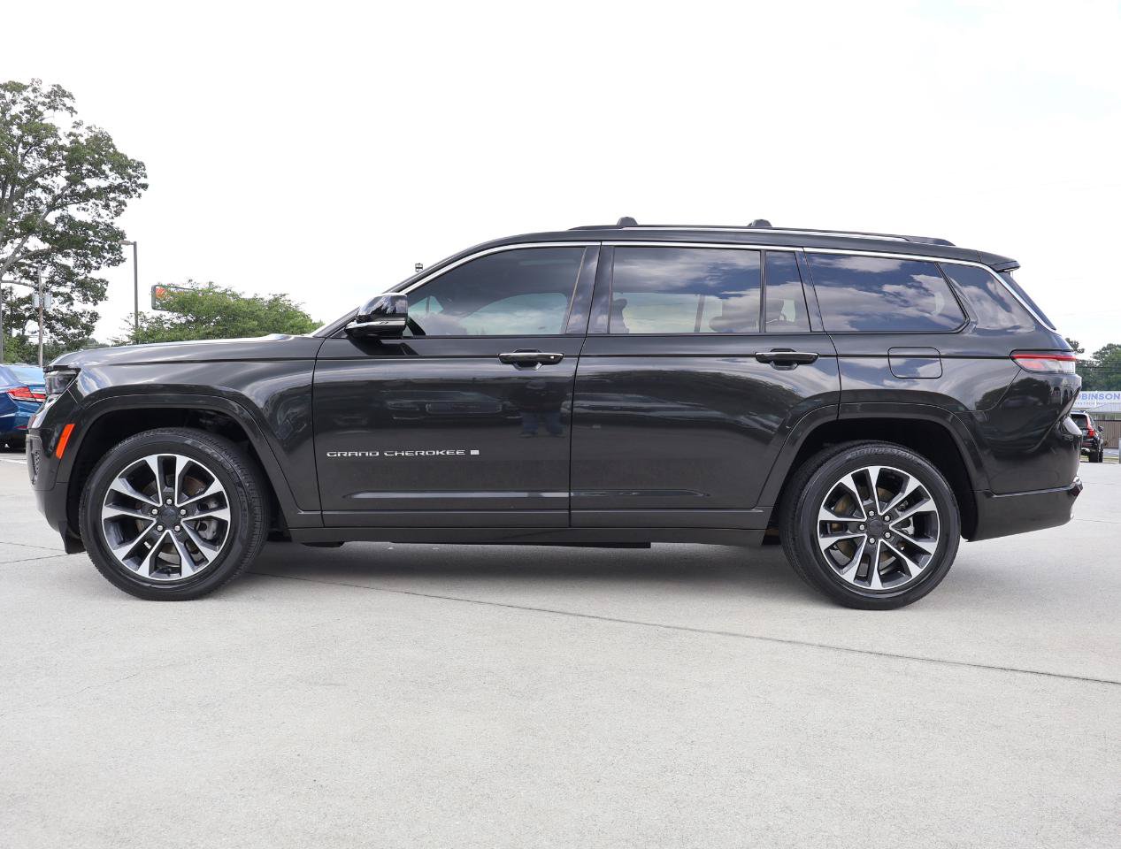 Used 2022 Jeep Grand Cherokee L Overland w/ Luxury Tech Group IV AWD/4WD image 3